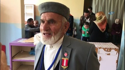 82 yaşındaki Lütfi Uzgaç 60 yıldır seçimlerde müşahitlik yapıyor