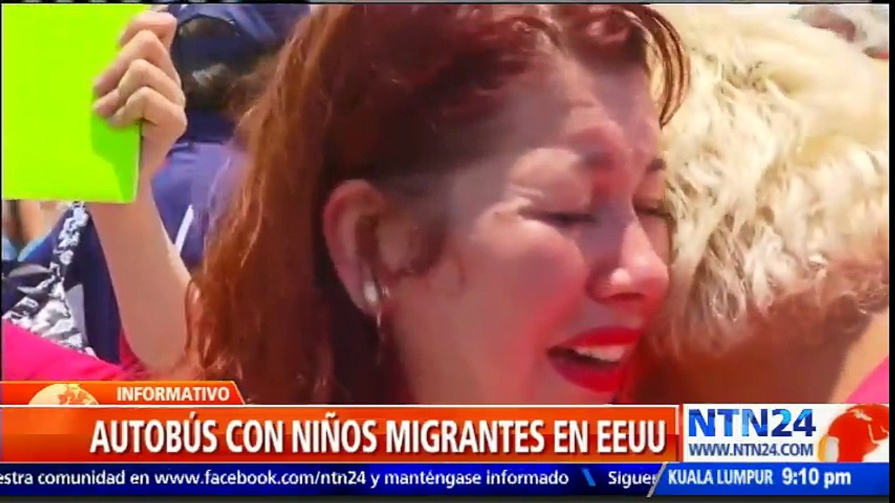 Manifestantes en Texas lograron detener brevemente bus con niños migrantes