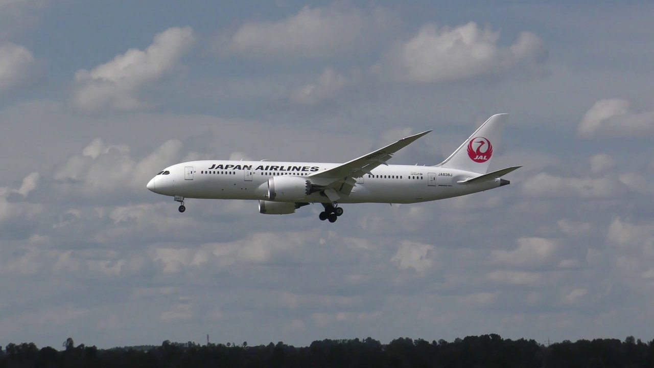 JAL B787-800 VS ANA 787-900 at EDDM-Munich Airport (1080/50P) 02.06.2018