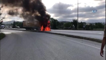 Samsun'da Temizlik Maddesi Yüklü Tır Alev Alev Yandı