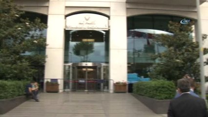 Vatandaşlar, AK Parti İl Başkanlığı Önünde Toplanmaya Başladı