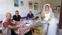 İzmir Gelin ve Damat Oy Kullandı