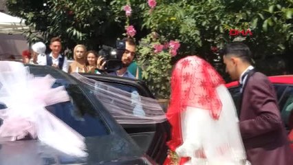 Sakarya Sandığa Gelen Gelin ve Damadı Tebrik Edip, Para Taktılar