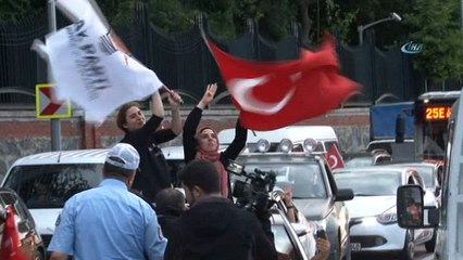 Download Video: AK Partililer ilk seçim sonuçlarının ardından Huber Köşkü'ne akın etti