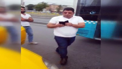 Taksi şoförü, turist çiftin parasını almaya çalıştı