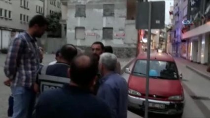 Gözaltına Alınmamak İçin Polislere "Avukatımla Görüşüyorum" Diyerek Direndi