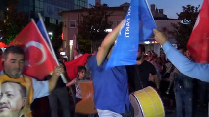 AK Parti'nin seçim zaferini göbek atarak kutladılar