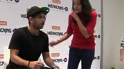 chistoso ver como reacciona este chico delante de las chicas