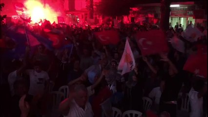 AKP'de kutlamalar başladı