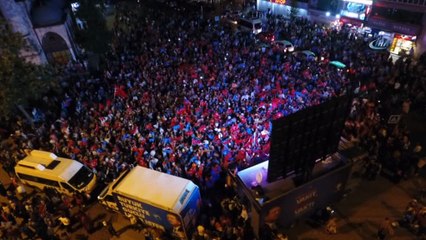 Gazisomanpaşa Meydanı'nda sevinç gösterisi yapan kalabalık havadan görüntülendi