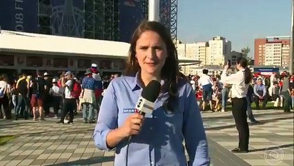 Adepto tenta beijar jornalista brasileira na Rússia