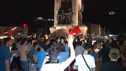 Taksim Meydanı'nda Coşkulu Kutlama