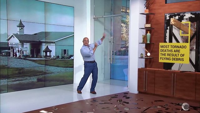 Quand une tornade frappe le plateau de météo de cette chaine de TV