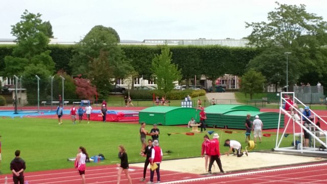 Régionaux de Normandie 2018 à Caen 400m Justine Le Duey et Louise Cavelier