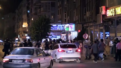 HDP'lilerin kutlamasında polise taş atan gruba müdahale - BATMAN