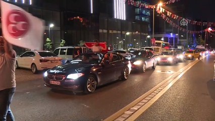 MHP önünde sevinç gösterileri (2) - ANKARA