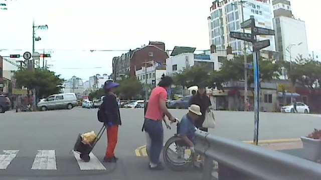 [좋은뉴스] 도로 턱에 막힌 휠체어...훈훈한 도움 손길 / YTN