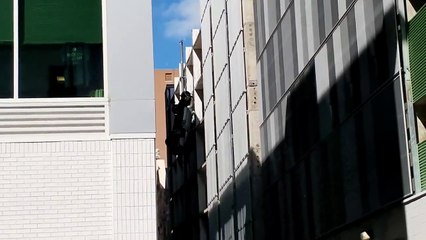 Un automobiliste se retrouve suspendu dans le vide au 7eme étage