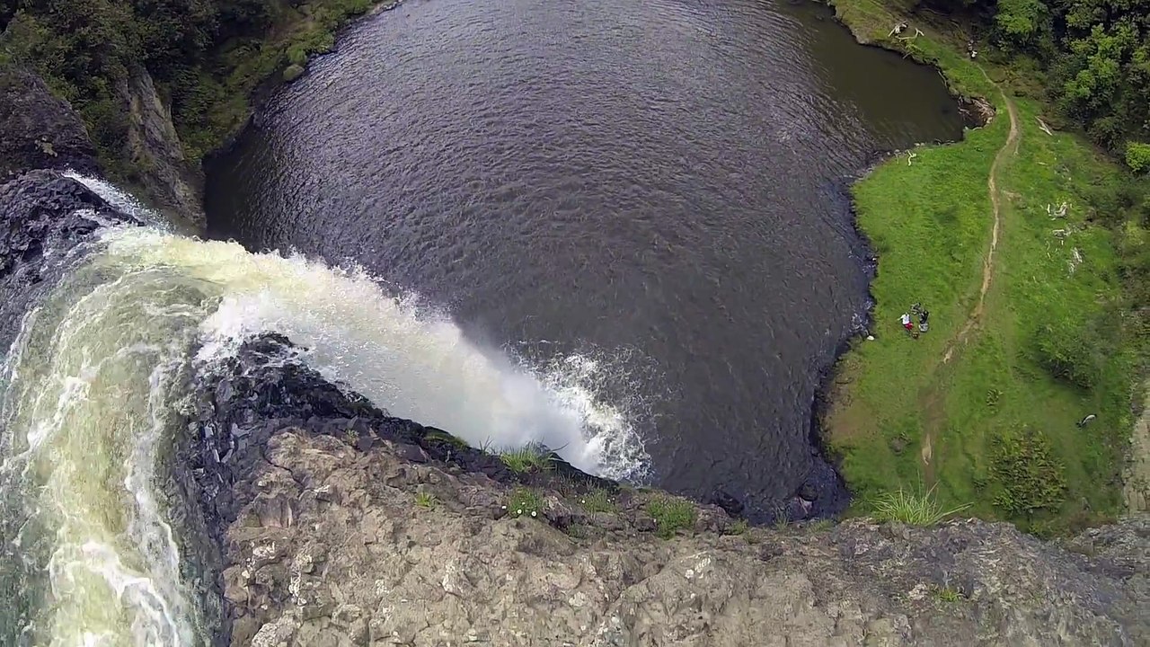 Hunua falls in NZ ( 1080 X 1920 60fps )