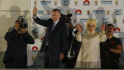 Erdoğan'dan geleneksel balkon konuşması: Muhalefete ABD'den bayağı oy geldi