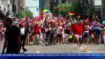 New York : Des milliers de personnes défilent pour la Gay Pride agitant des drapeaux arc-en-ciel et brandissant des slogans à caractère politique