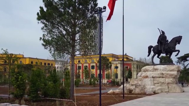 Teatri Kombetar - Rama: Ata qe e mallkojne sot do te gezojne neser