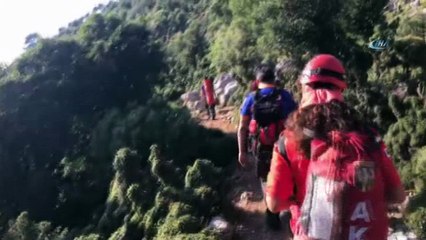 Kayalıklara düşen Macar paraşütçü askeri helikopterle kurtarıldı
