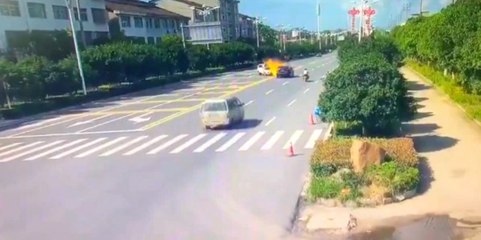 Otomobille Çarpışan Motosiklet Alev Topuna Döndü