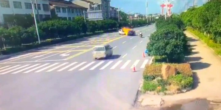 Otomobille Çarpışan Motosiklet Alev Topuna Döndü