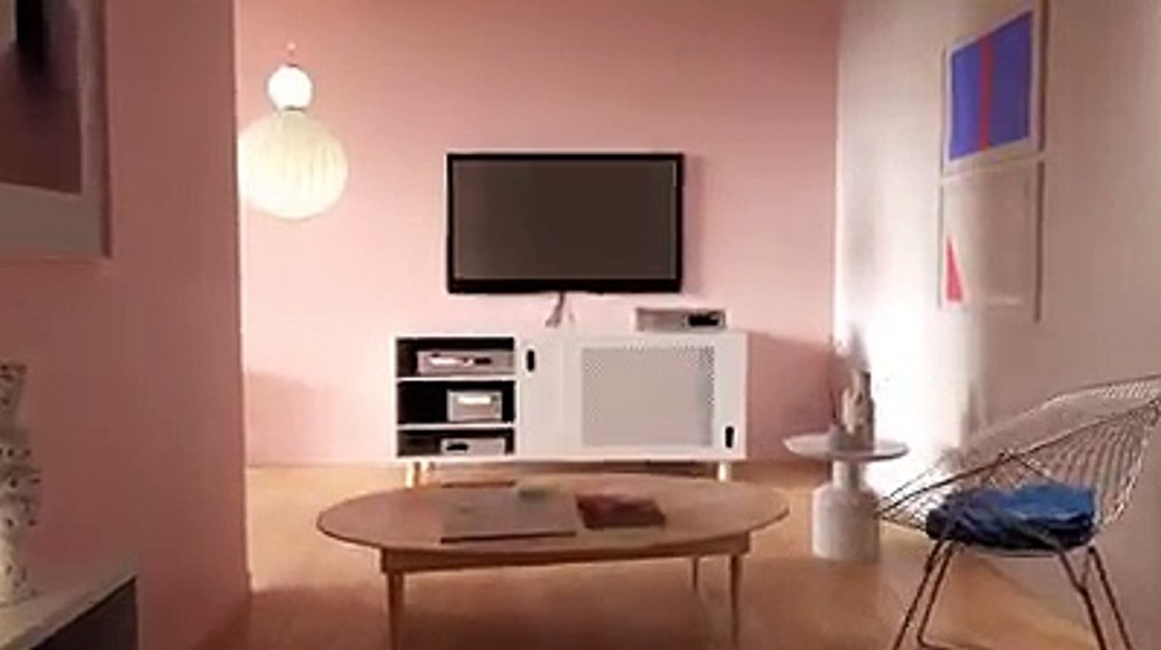 Το One Invisible Connection της QLED TV μειώνει την ακαταστασία γύρω από την τηλεόρασή σου αφού συνδέει τα πάντα μόνο με ένα καλώδιο! #SeeNothingElse #QLEDTV201