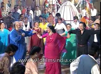 Shammi Kapoor  Farida Jalal and Asha Parekh on the sets of film  Sar Ankhon Par