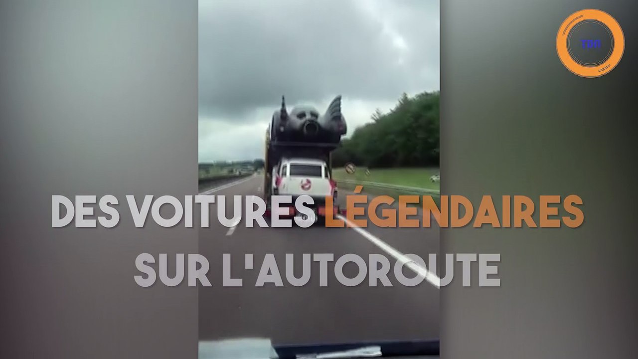 Des voitures légendaires sur l'autoroute