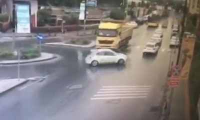 Otomobili ile kazadan kaçarken kaza yaptı