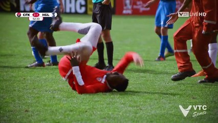 PUB : Un footballeur simule une faute (KFC)