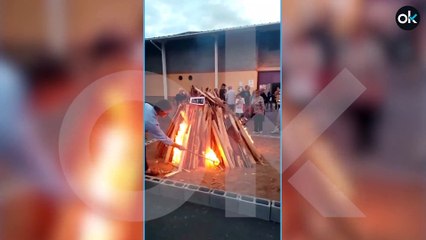 El secretario nacional de la Ejecutiva del PSC, Sergi Vilamala, quemando una foto del Rey Felipe VI