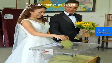 شاهد: زوجان تركيان يقترعان بملابس الزفاف