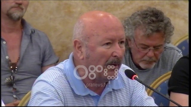 Ora News - Batuta e Bujar Kapexhiut në dëgjesën publike për godinën e Teatrit Kombetar