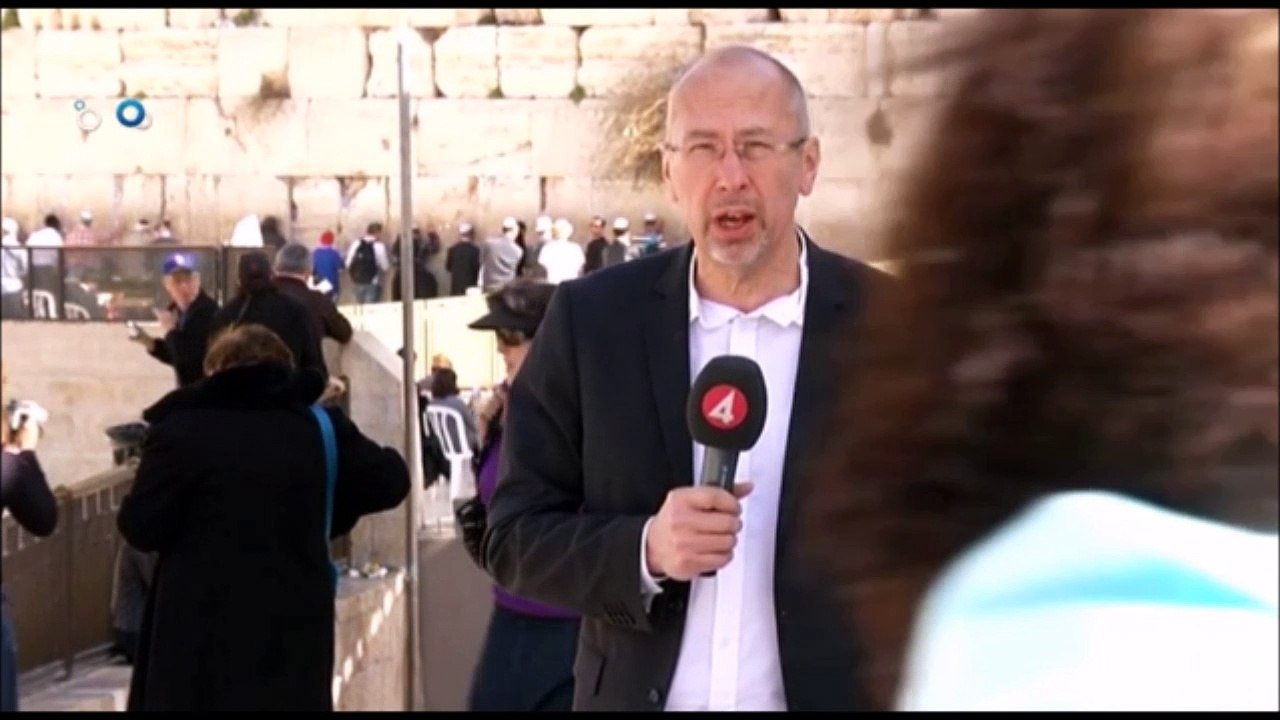 Une femme très bizarre perturbe le direct d'un journaliste suédois