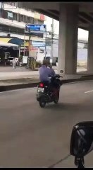 Regardez comment ce papy conduit sa moto... Dangereux