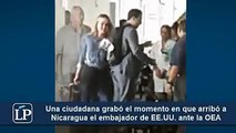 Una ciudadana grabó la llegada del embajador de Estados Unidos ante la OEA, Carlos Trujillo, quien se reunirá con Ortega y grupos de la sociedad civil >>   (Vid