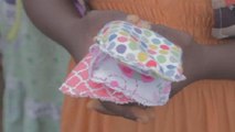 Une enseignante fabrique des serviettes hygiéniques lavables pour des jeunes filles [no comment]