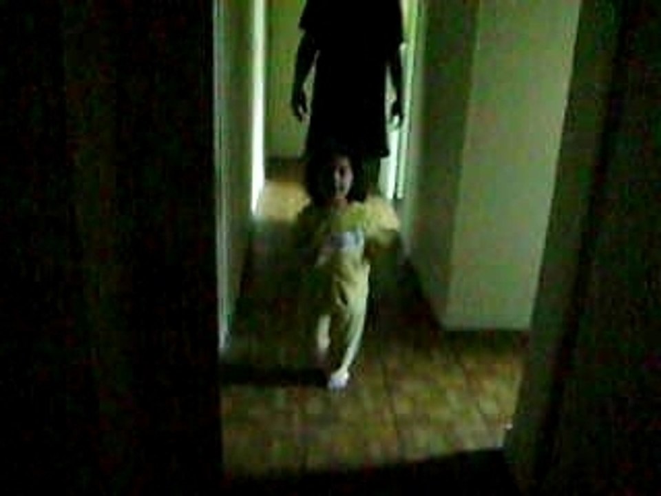 lana qui decouvre le sapin