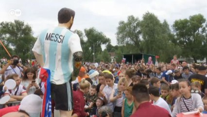 Cidade russa faz bolo gigante com imagem de Messi em tamanho natural