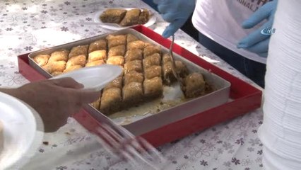 Erdoğan'ın Zaferini Baklava Dağıtarak Kutladı