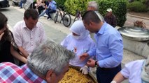 AK Parti Çanakkale teşkilatı vatandaşa pilav ikram etti - ÇANAKKALE