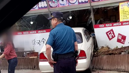 인천 식당에 승용차 돌진...4명 부상 / YTN