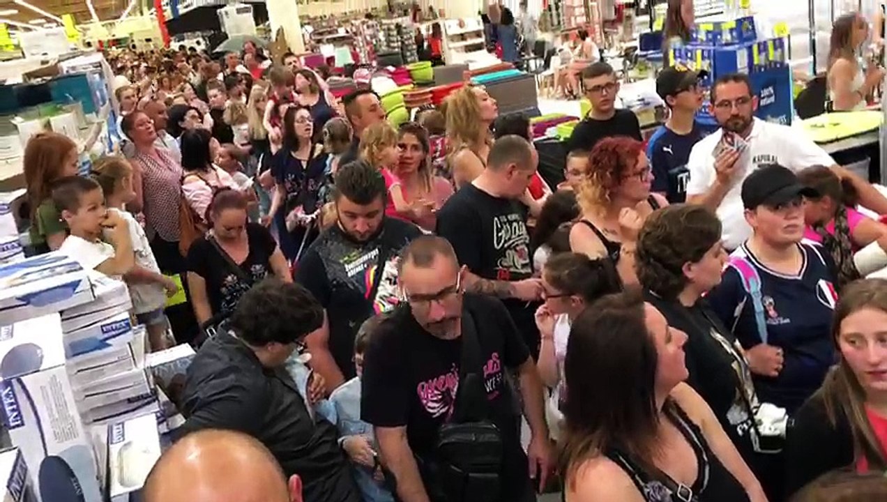 Les mystères de l'amour : Elsa Esnoult (Fanny) en dédicace