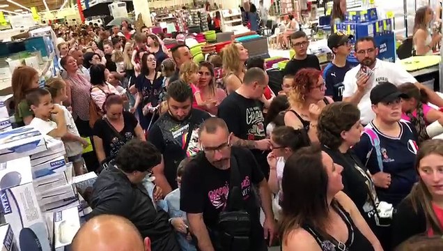 Les mystères de l'amour : Elsa Esnoult (Fanny) en dédicace