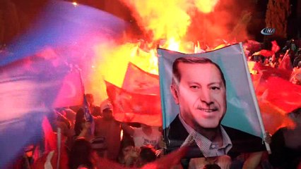 Kasımpaşa da seçim kutlamaları sahile taştı