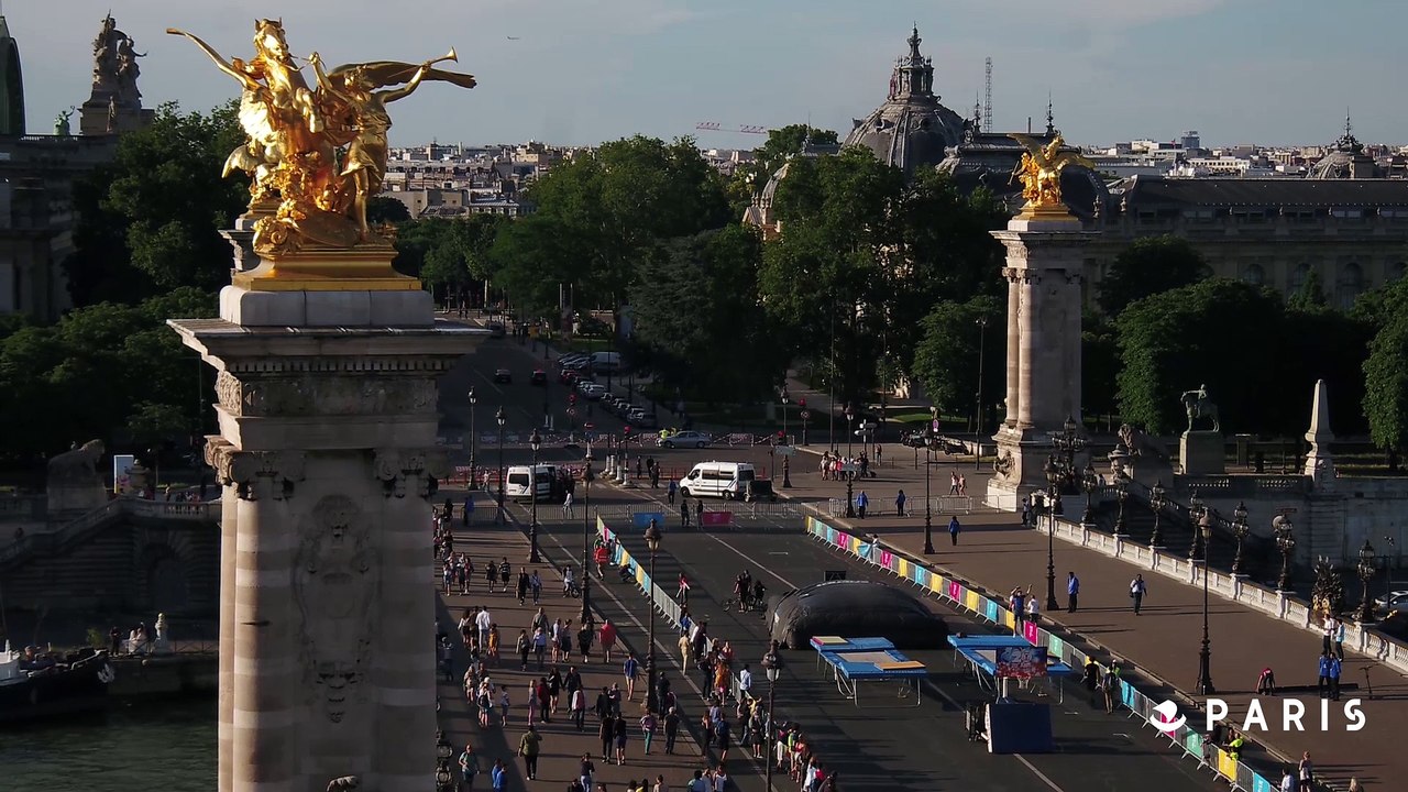 BMX, trampoline et dunks sur le pont Alexandre III, pendant la Journée Olympique